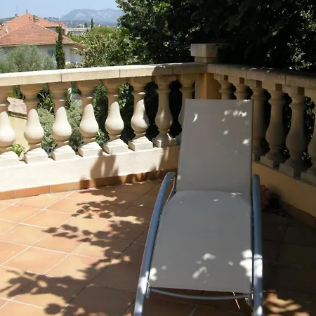 Garden House 5 Mins From Port Сasa de vacaciones